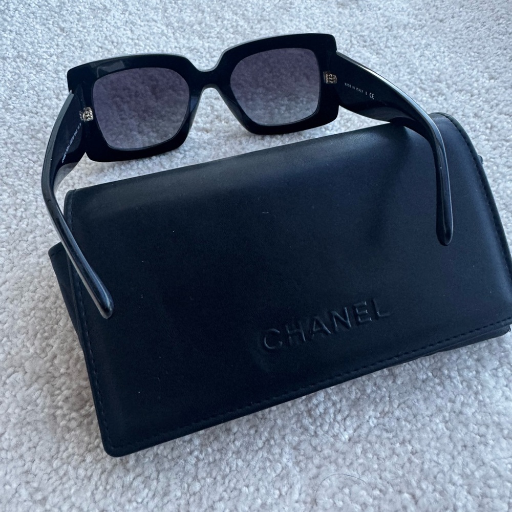 CHANEL Black and Gold Sunglasses with Bold Design - Picture 11 of 16
